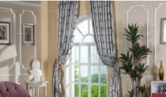 可掀向一侧后固定正在窗帘扣上