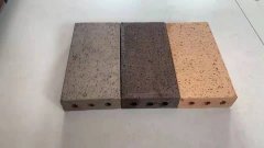 因生成三氧化二铁（Fe2O3）而使砖呈